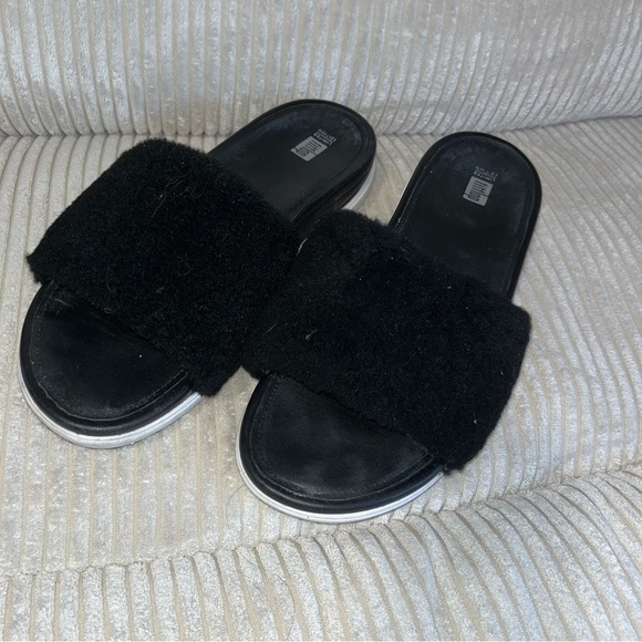 Fitflop Women's Black furry Fuzzy Slides sandals shoes 11 - Picture 1 of 4